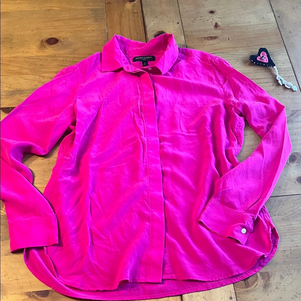 Banana Republic silk button down💗